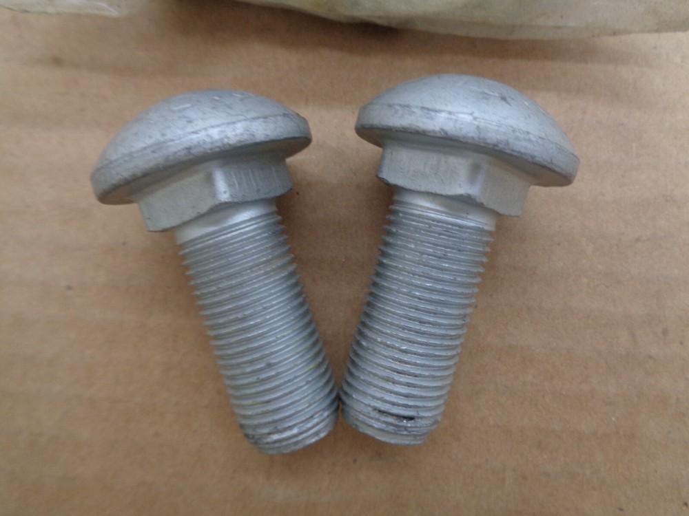 AGCO ROUND HEAD SCREW - 72451199 PKG QTY 2 BX3