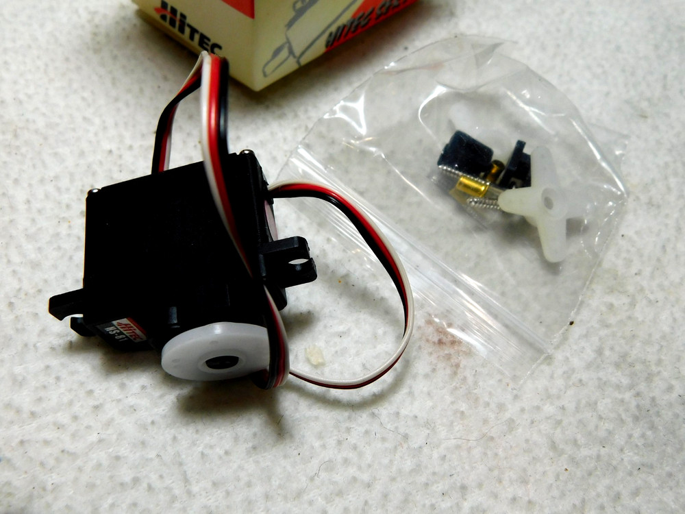NOS Hitec Servo HS-81 Micro in Box