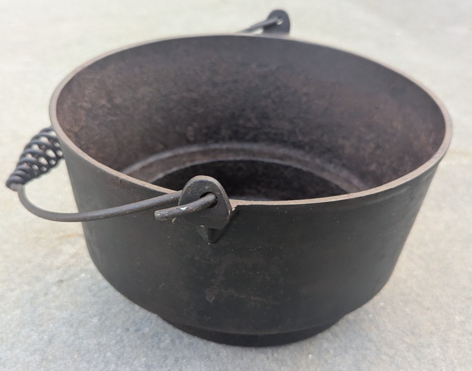 Cast Iron Gate Mark Eccentric Footed Offset Bottom Cowboy Pot Kettle Cauldron #8