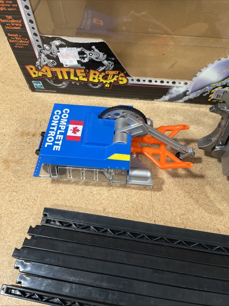 2001 Battle Bots Bump N Bash Bots Red Scorpion & Complete Control Hasbro