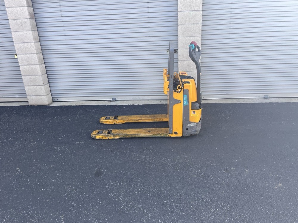 Jungheinrich electric pallet jack EJE120