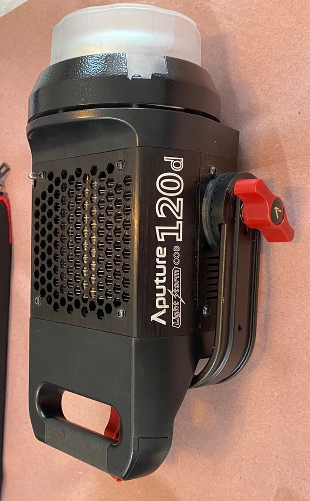 Aputure COB 120d  LED Light  w/Light Storm Controller HD