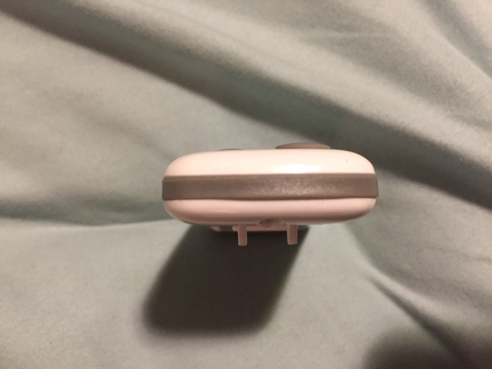 AIR CLICK REMOTE CONTROL ONLY MAC and PC. **NO USB** BROKEN CLIP. SEE PICS**