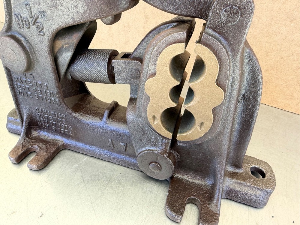 Antique Pipe Clamp- HG Butt MFG Co.- Smoothgrip No 1/2