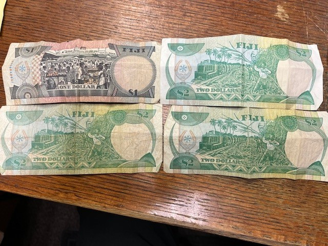 (4) Fiji Banknotes