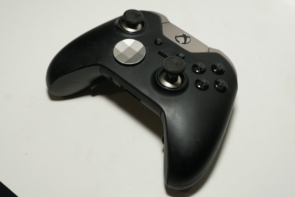 [EXEC] Microsoft Xbox One Elite 1698 Series 1 Controller Black Bluetooth Battery