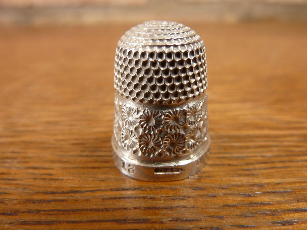 A nice Antique size 13 Henry Griffith Thimble Hallmarked silver Birmingham 1910