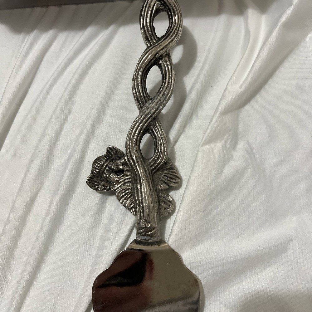 bee and flower pie knife