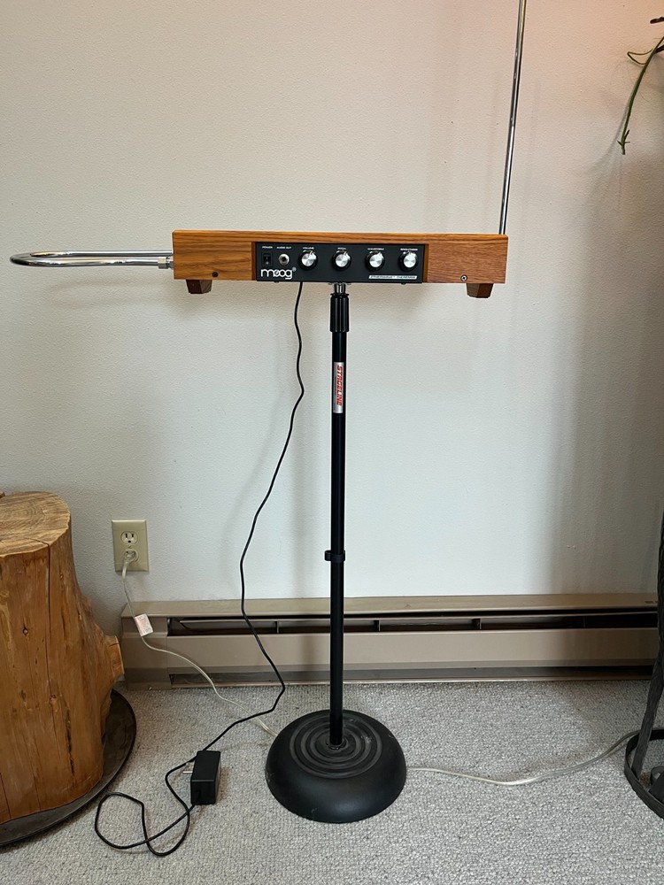 MOOG Theremin THEETHER01 Desktop Synthesizer and mic stand