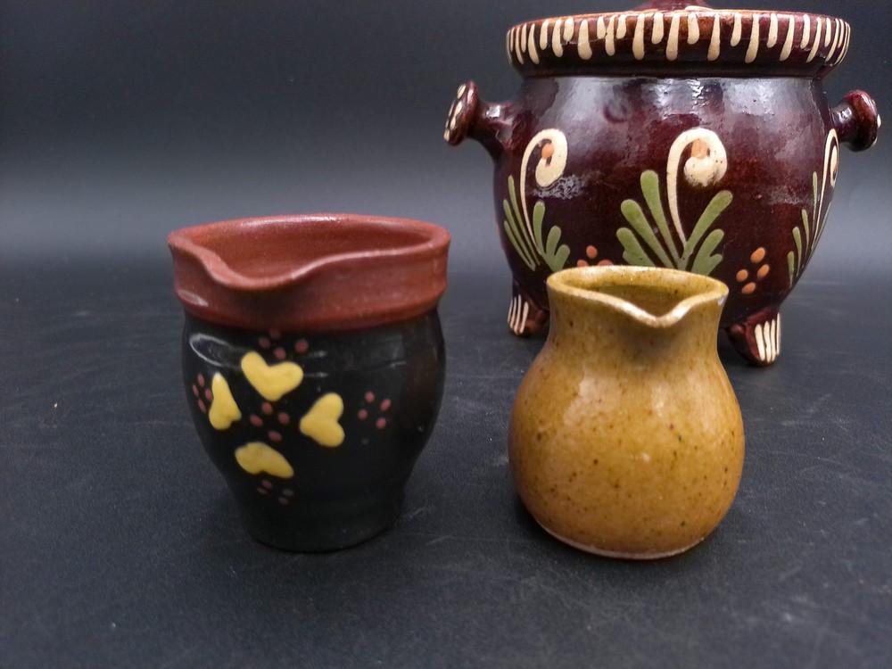 Bowl Pot With Lid Unique Design Pattern and 2 pitchers Vintage