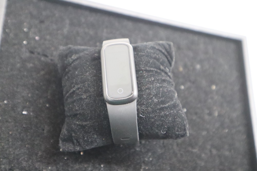 BIGGERFIVE FITNESS TRACKER ***AS-IS*** (NOT WORKING)