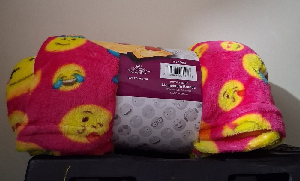 Emoji Plush Throw Blanket (#EB6TR-Red)