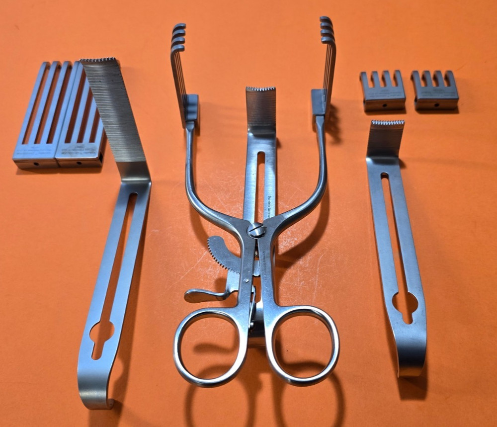 V.Mueller Surgical Henley Retractor Set .