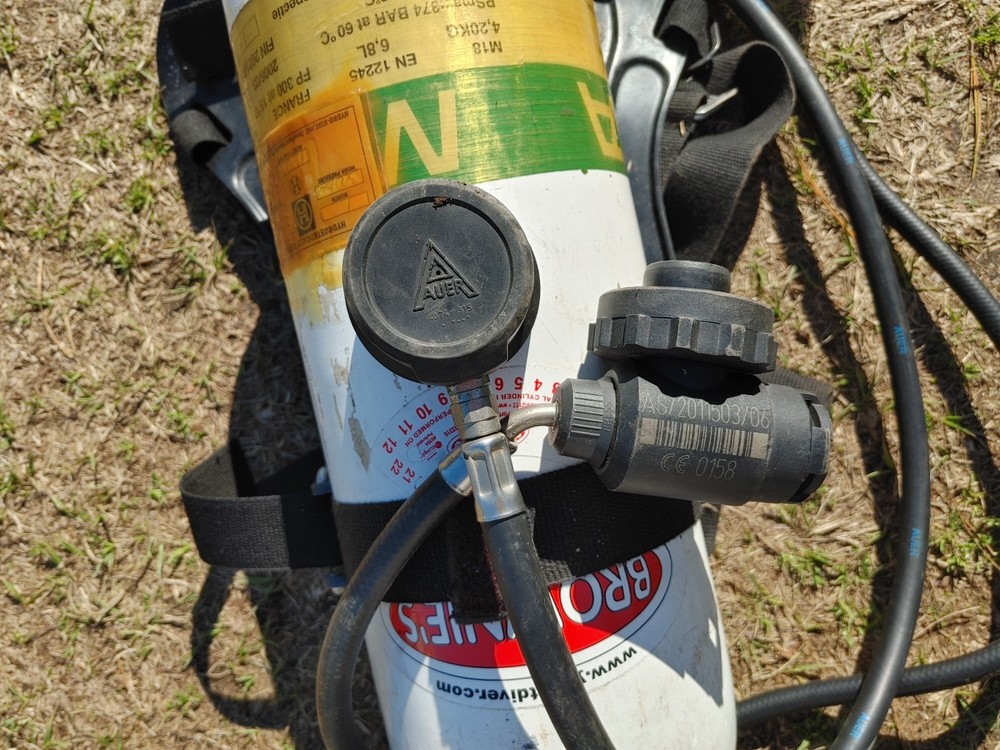 scuba diving oxygen tanks