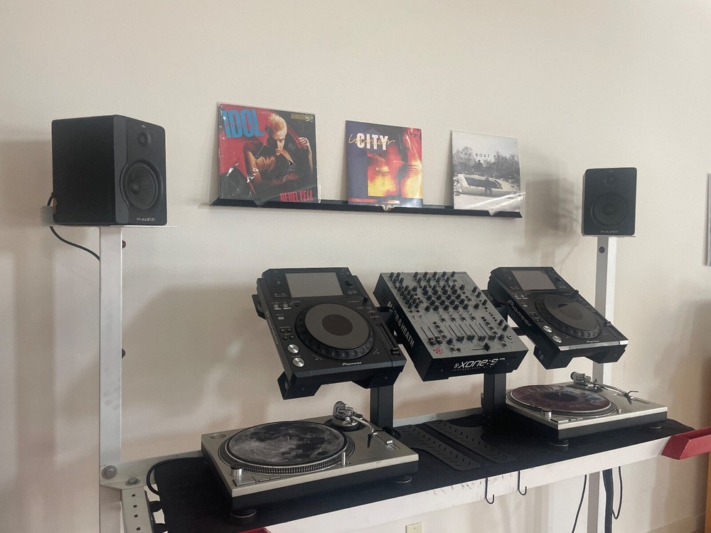 All-in-one Desktop DJ Workstation