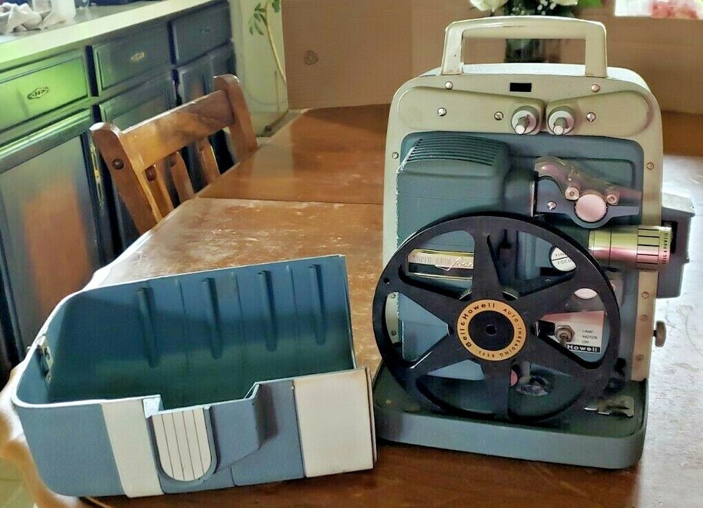VINTAGE BELL & HOWELL SUPER AUTO LOAD PROJECTOR 8MM
