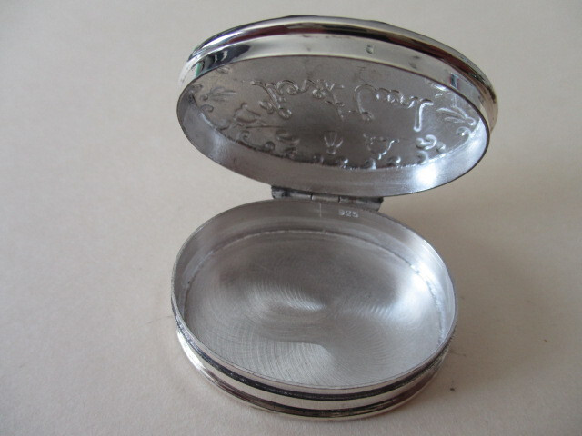 Sterling Silver Pill box Oval shape First Curl Nice design on top 13 Grams