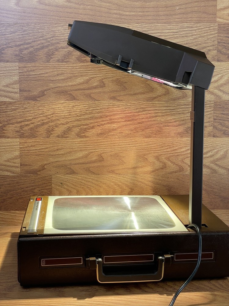 3M Visual Systems 2000 AG Portable Overhead Transparency Projector