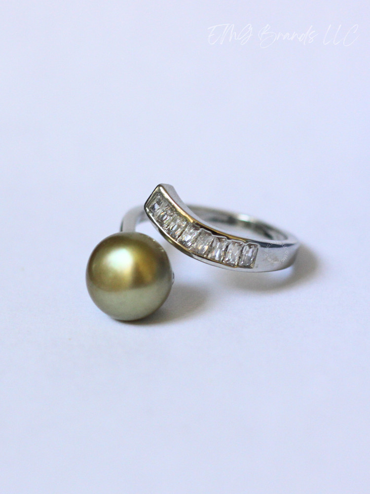 Pistachio Green Pearl V Ring