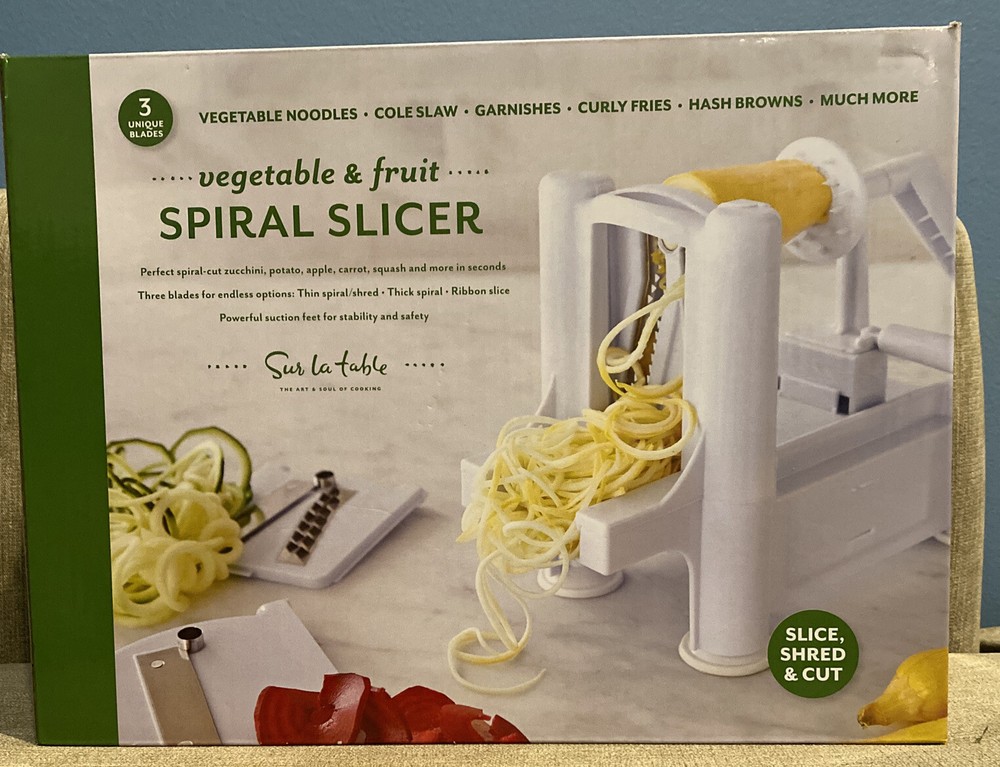 sur la table Vegetable & Fruit Spiral Slicer, Slice, Shred & Cut