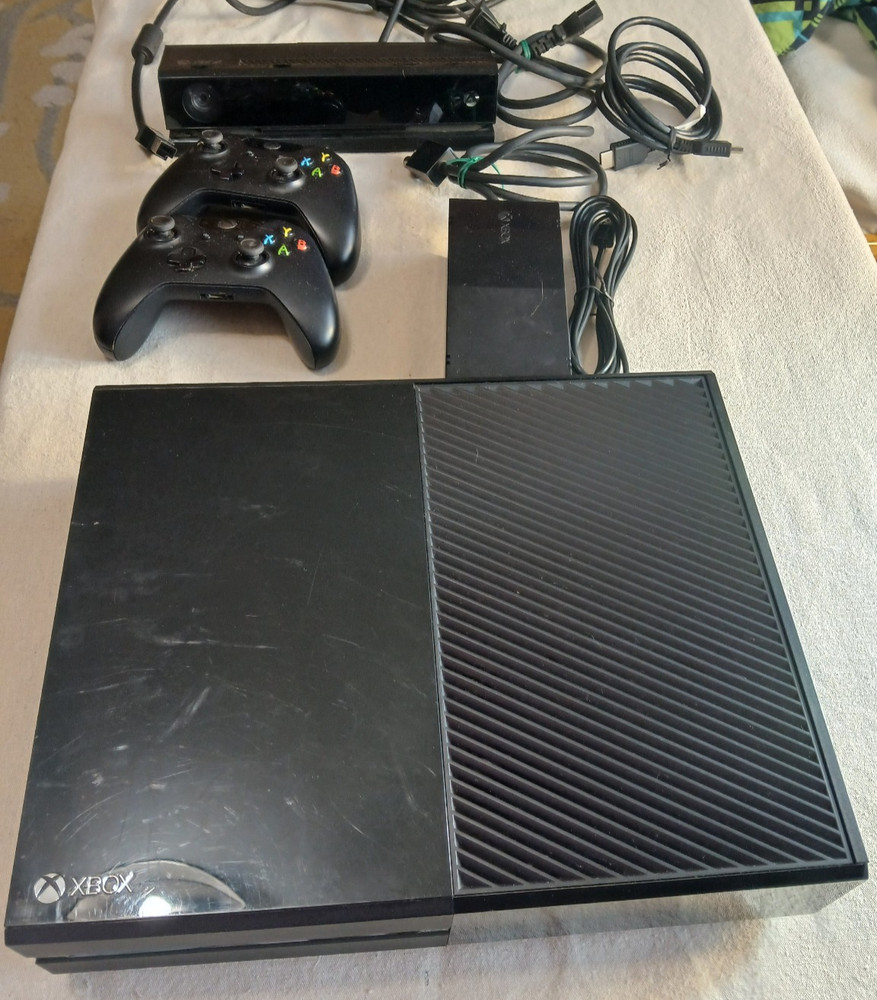 XBox One Console Model 1540 Bundle w/2 Controllers/Kinect Motion Sensor/4 games
