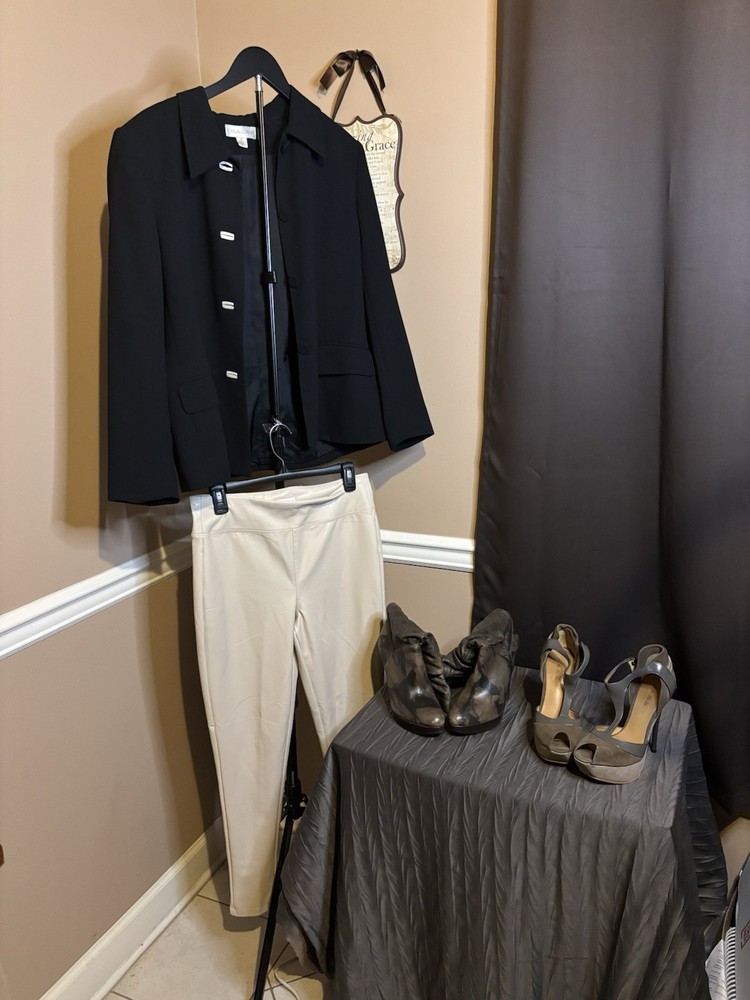 Casual Corner women's jacket Size 14 Button Collared
