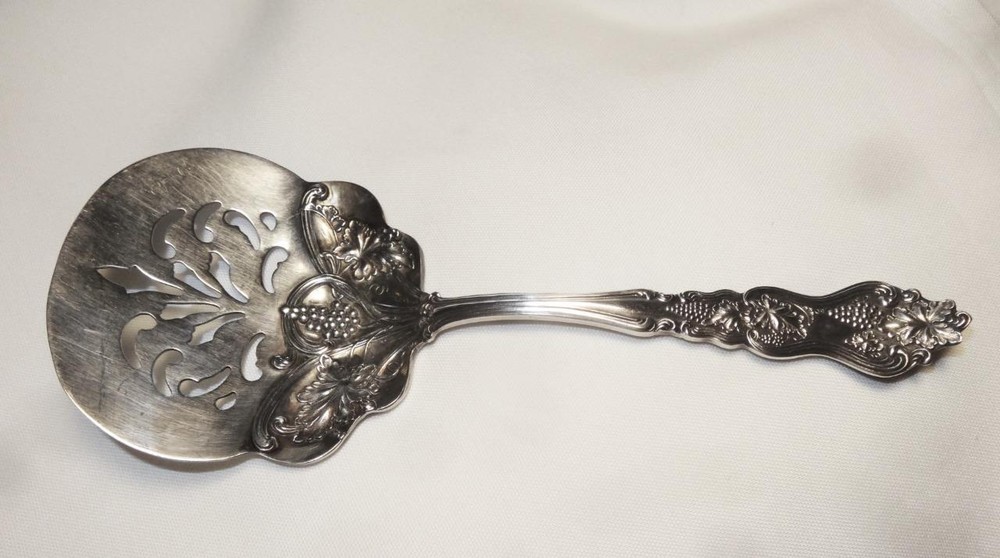 8" LONG SELDOM FOUND MOSELLE PATTERN SILVER PLATED TOMATOE SERVER