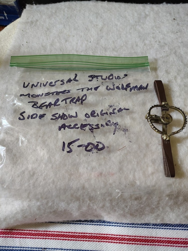 Universal Studios Monsters- The Wolfman Bear trap side show original accessory