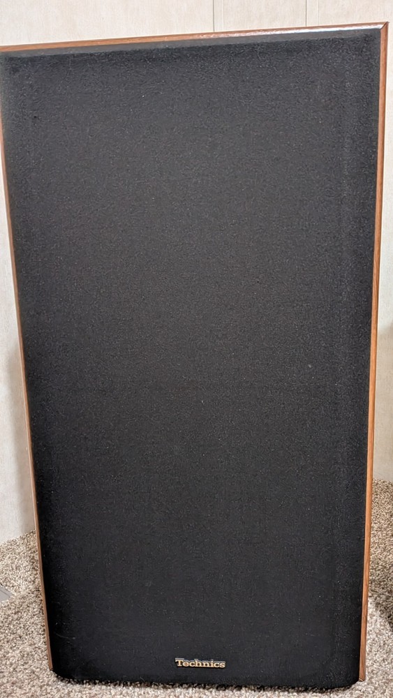 Technics Vintage Speaker Cabinets With Speaker Wire And Amplifier Receiver