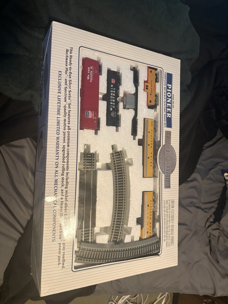 Pioneer Complete Ho Scale Electric Train Set