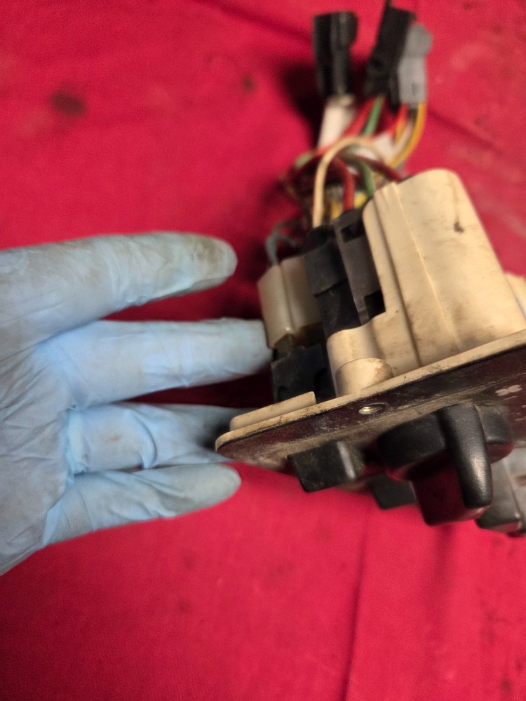 BERGSTROM TEMPERATURE CONTROL SWITCH, PANEL, KNOBS, HEATER, HVAC 18 05002 001