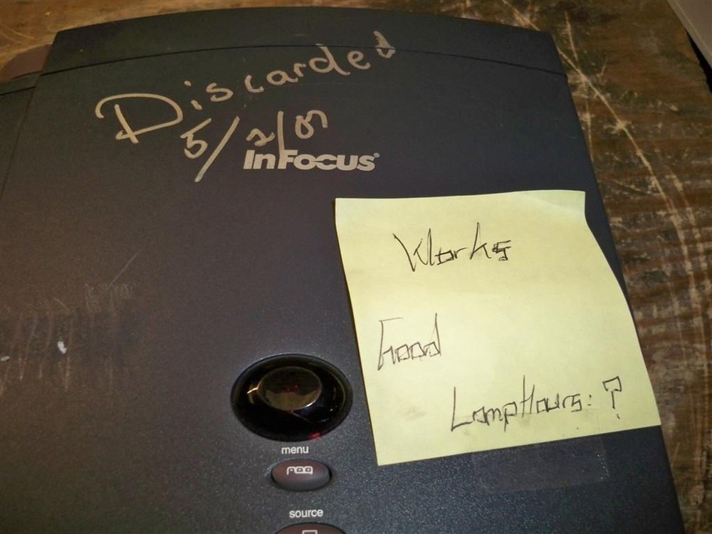 InFocus LP400 DLP Multimedia Projector w/ Lamp SEE NOTES