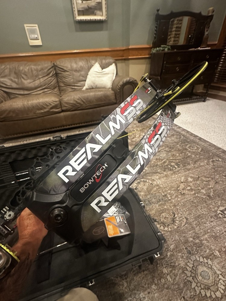 Bowtech REALM SS Compound Bow 60lbs Right Hand slightly used