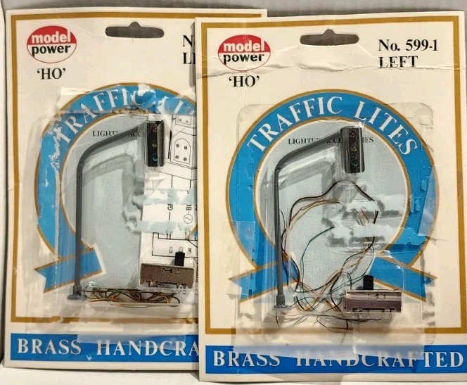 Model Power 599-1 HO Scale Hanging Left Traffic Light (2 Lights)