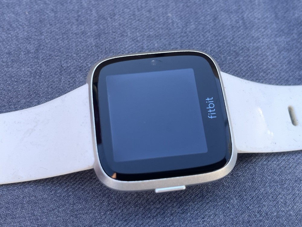 Fitbit Versa Lite FB415 SD Fitness Smartwatch Activity Tracker Silver UNTESTED