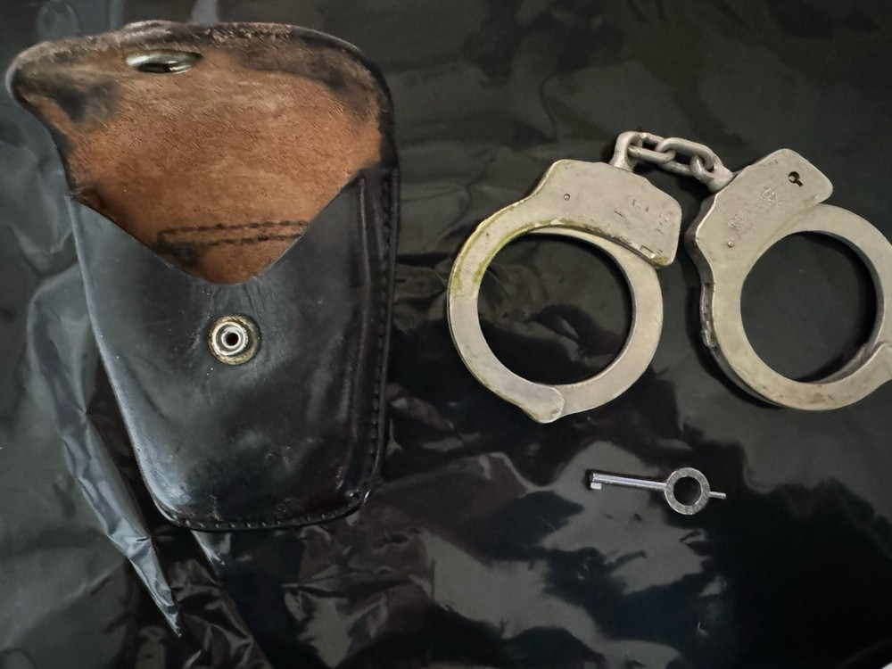 Smith & Wesson Handcuffs with Key and Leather Case