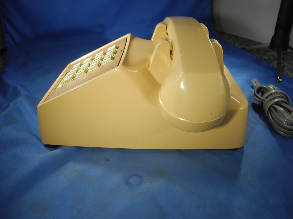 Radio Shack Beige Table Phone Push button - Very nice!