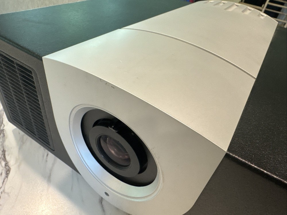 Runco RS-900 Digital Projector 1080p