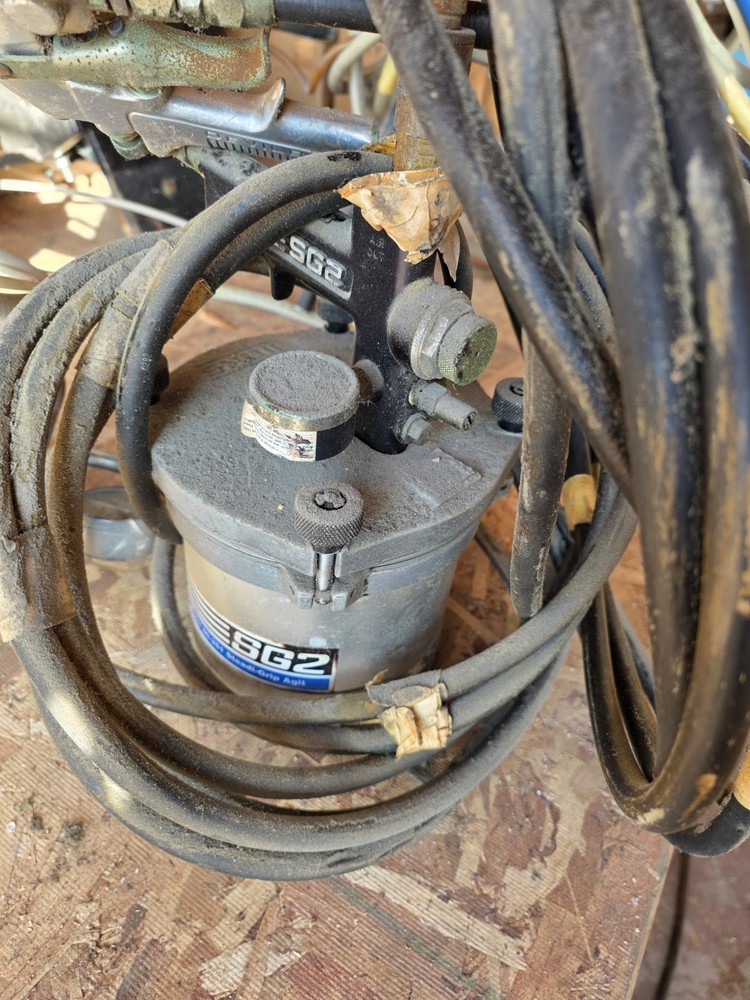 Binks SG2 2 Quart  w/ Hoses, and Spray Gun