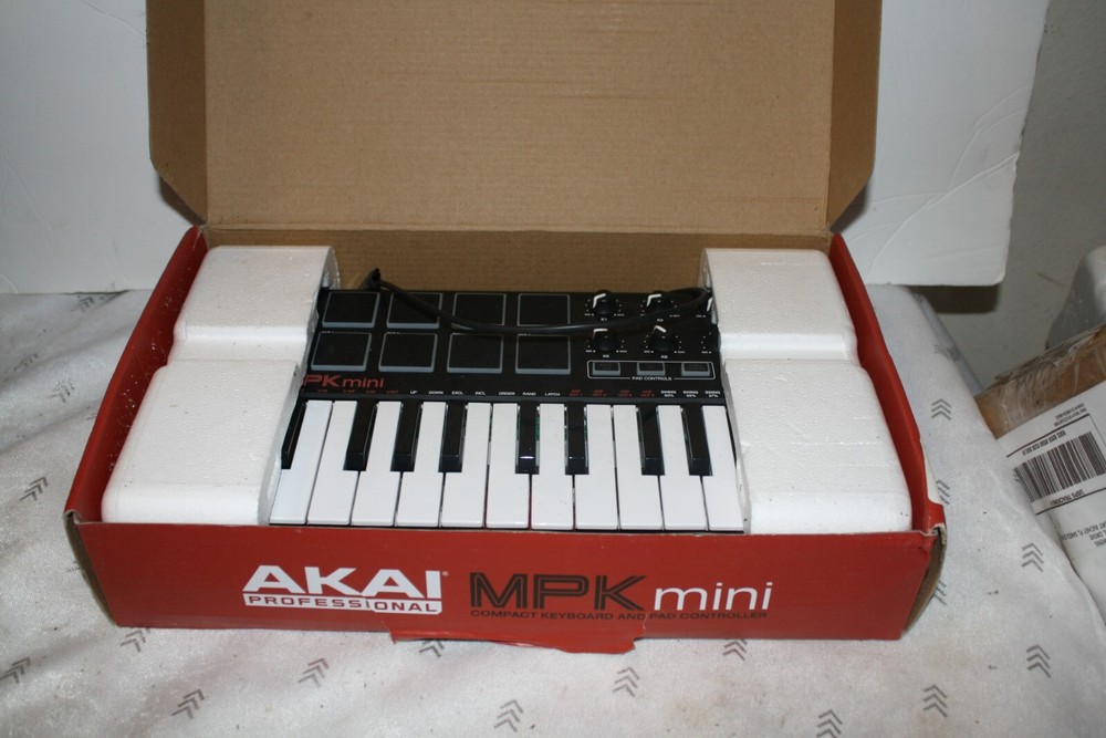 AKAI PROFESSIONAL MPK MINI COMPACT KEYBOARD AND PAD CONTROLLER