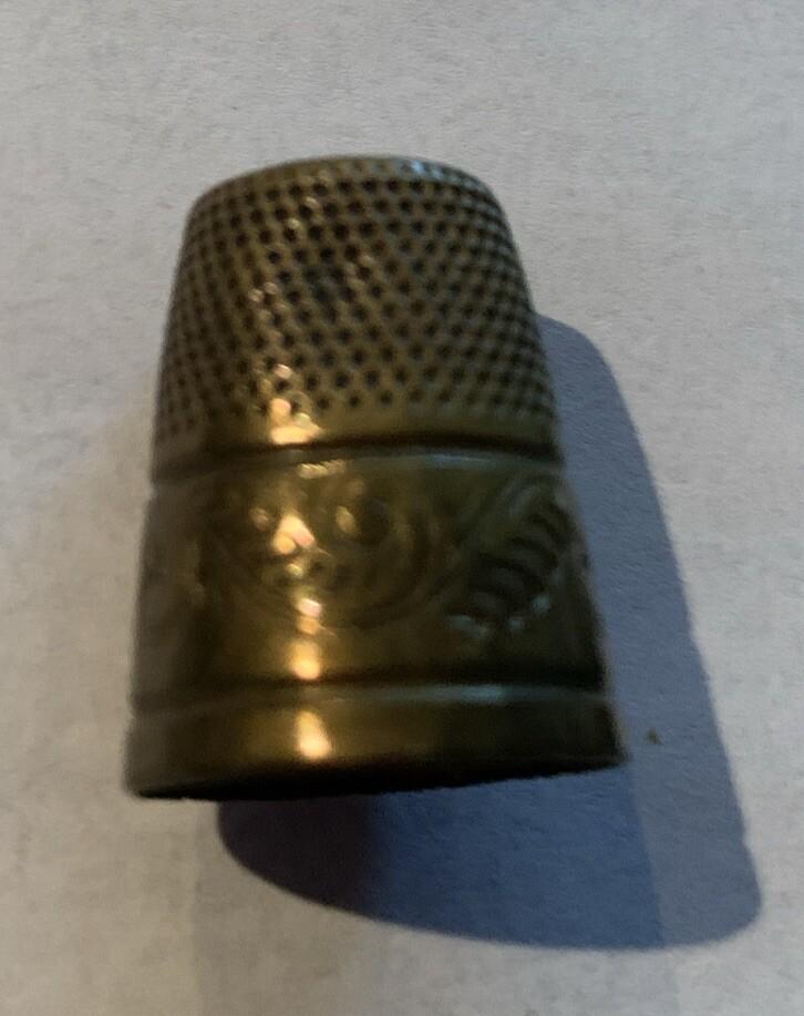 VINTAGE BRASS SEWING THIMBLE SCROLL DESIGN