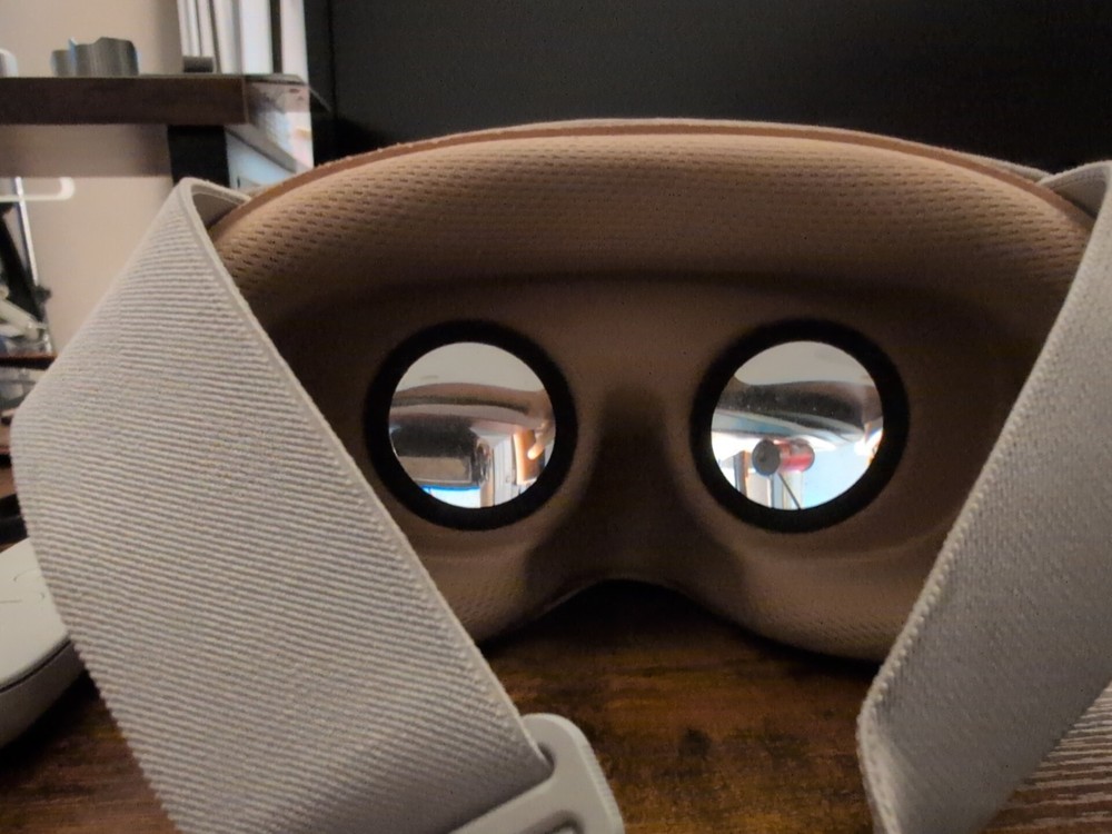 Google Daydream View VR Headset Grey Slate Smartphone Virtual Reality Controller