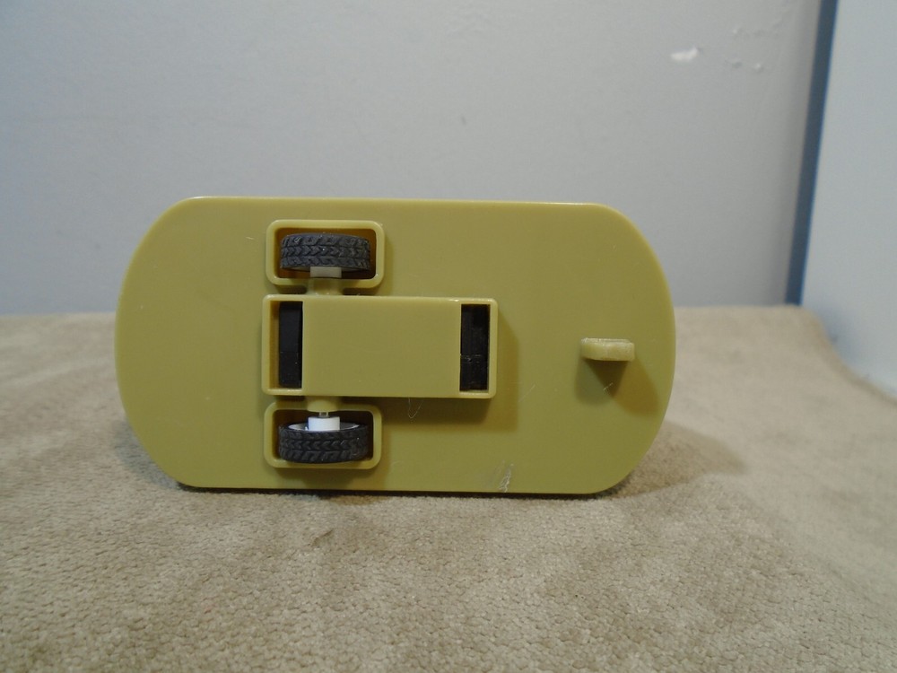 PLASTIC ROLLING PULL BACK FRICTION DOG FIGURE UNBRANDED (MA1543)