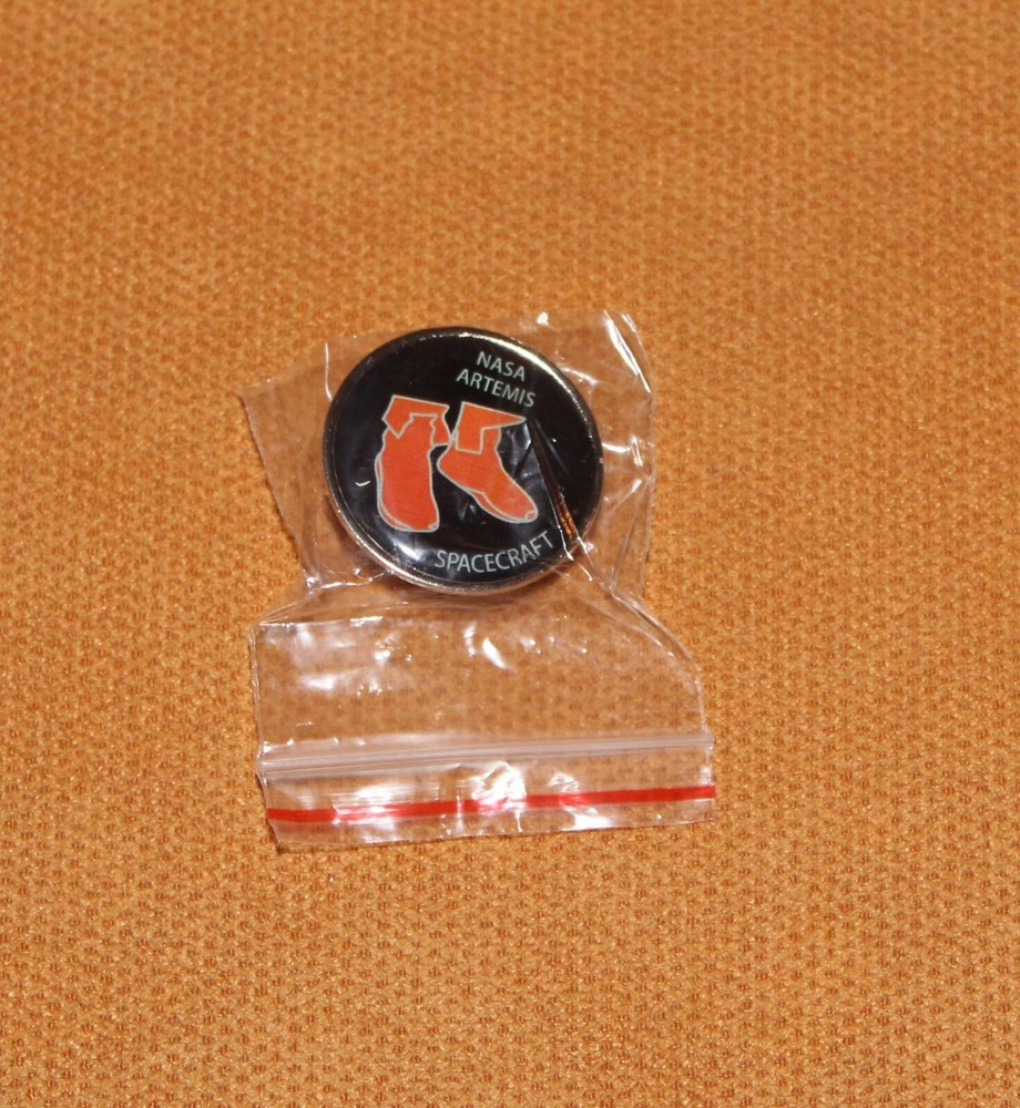 SDCC 2022 EXCLUSIVE NASA ARTEMIS SPACECRAFT BUTTON