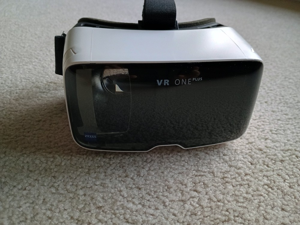 VR One Plus, Zeiss. Virtual Reality Headset Compatible With Smartphones