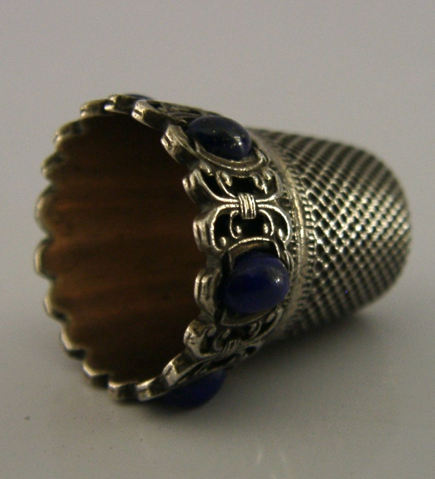 PRETTY SOLID SILVER BLUE HARDSTONE SET THIMBLE c1920 SEWING NEEDLEWORK