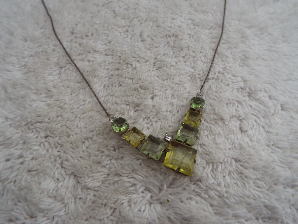 Silvertone Green Acrylic Bead Chevron Necklace (J25)