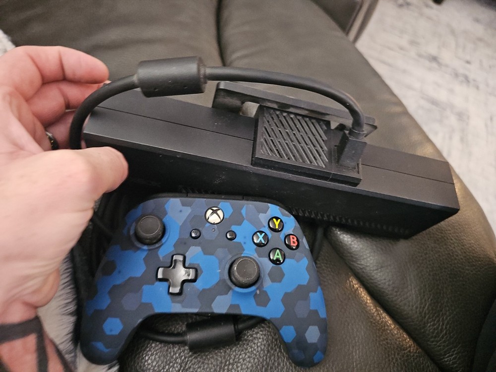 Microsoft Xbox One Kinect Sensor Bar - Black With controller