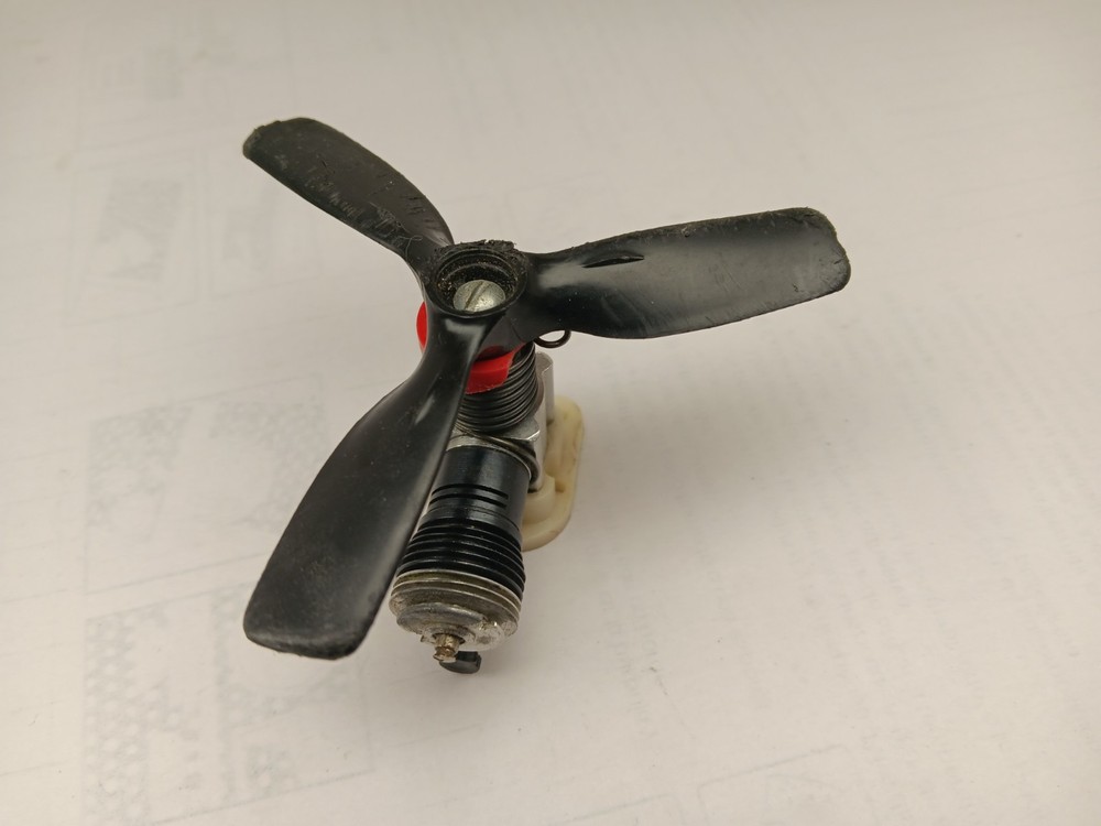 Vintage COX Product Engine with Two three Prop & Spring Model Engine