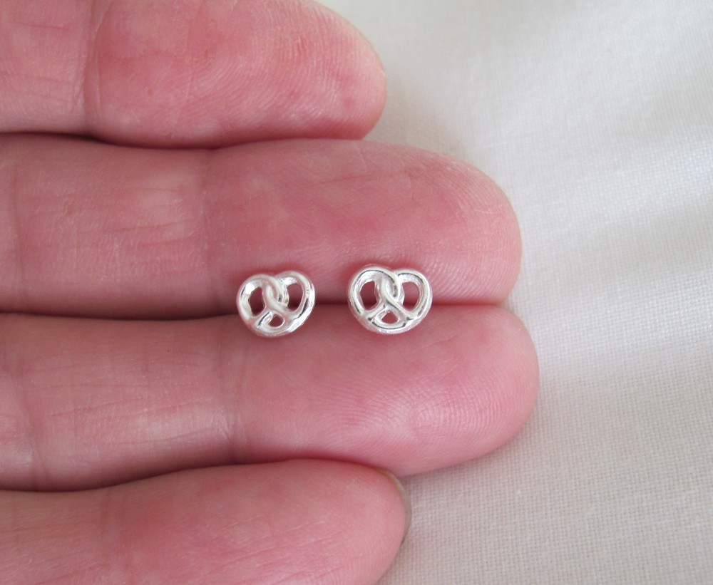 Sterling Silver 6mm delicate Pretzel post stud earrings.